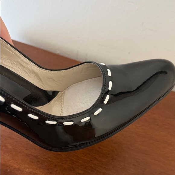 John Fluevog Black Patent Heels with White Stitching NEW! - Picture 5 of 7